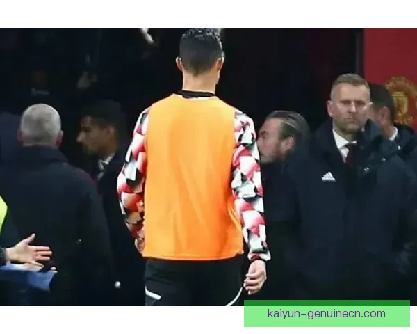 C罗更衣室风波持续发酵，队友关系紧张引发未来去向热议，值得关注。